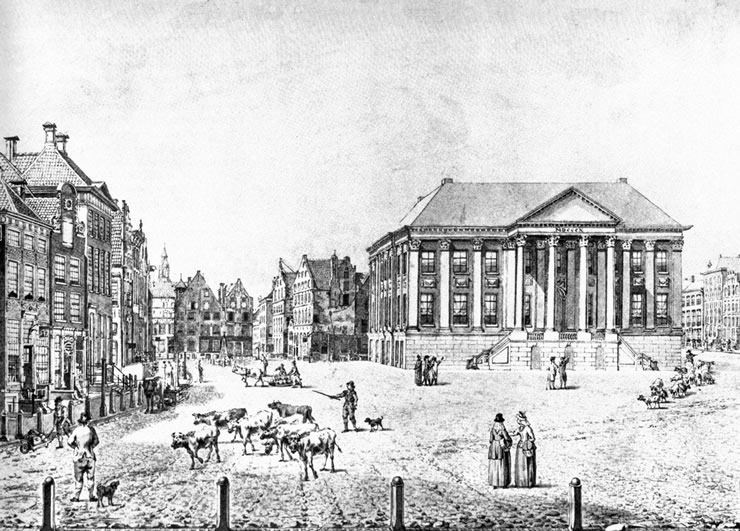Groningen. Grote Markt westzijde met links de herenhuizen en het gemeentehuis.